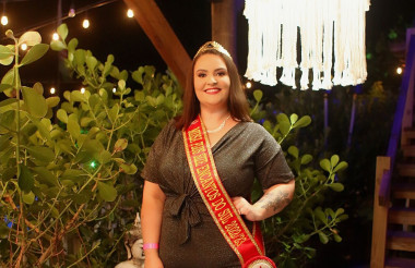 Representante de Imbituba recebe a faixa de “Musa Plus Size Encantos do Sul”