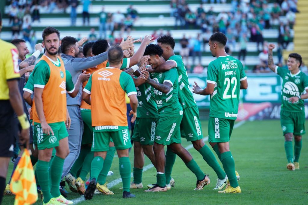 Chapecoense vence Londrina por 3 a 0 na Arena Condá