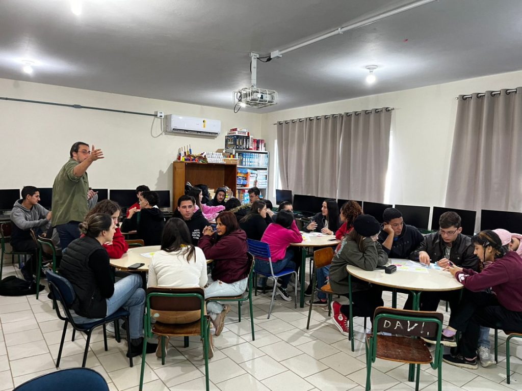 Alunos de escola de Imbituba concluem curso voltado ao empreendedorismo e a inovação